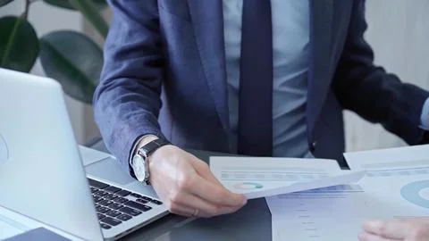 Two professionals analyzing a pie chart during a strategic business meeting Foto stock