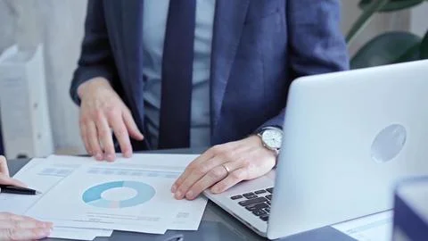 Two professionals analyzing a pie chart during a strategic business meeting Foto stock