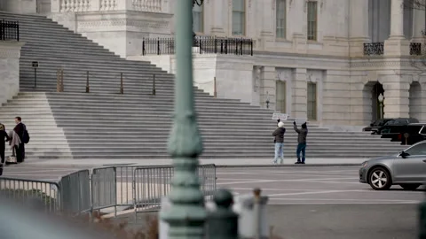 Two Protestors Outside U.S. Capitol Building on Winter Afternoon Vídeos de archivo 226483422
