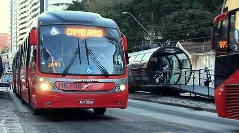 Two public buses stopping at bus stop in Curitiba, Brazil Видео 20318227