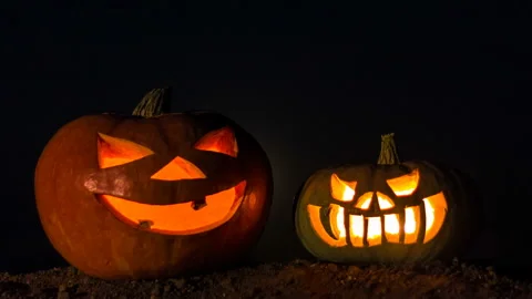 Two pumpkins with candles inside. Time laps. Night sky, full moon. Holiday Hallo Vídeo Stock 94827410