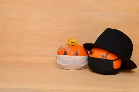 Two pumpkins in face masks Stock Photos