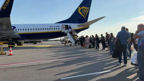 Two queues of Ryanair passengers boarding aircraft. 库存影片 280558425
