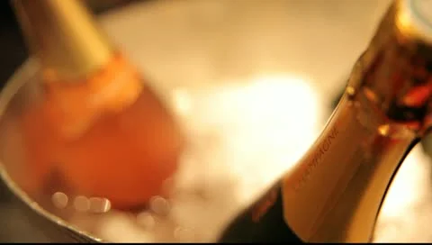 Two rack focus with champagner on ice Stock-Footage 11426147