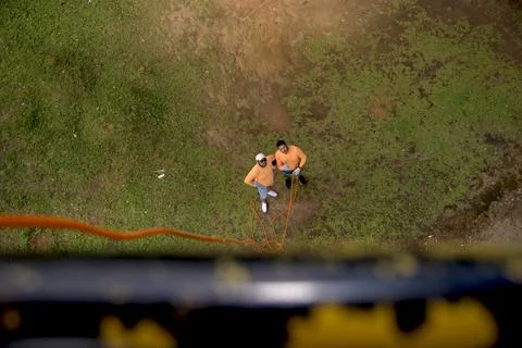 Two Rappel practitioners on the ground watching the other practitioners. Fotos de archivo