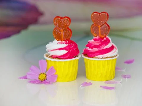 Two raspberry cupcakes with pink cream on the table Foto stock