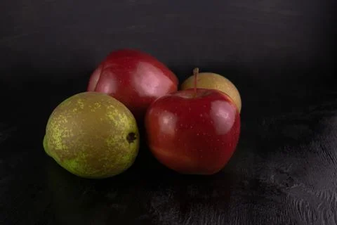 Two red apples and two green pears Foto stock