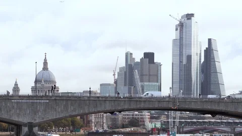Two red buses pass on bridge by St. Paul's Cathedral 스톡 동영상 118400052