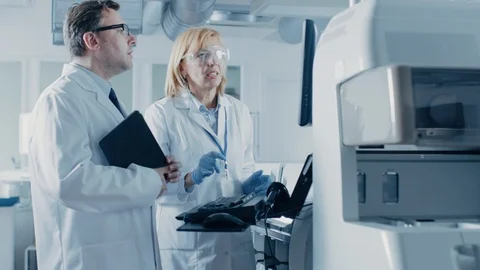 Two Research Scientists Programm Medical Equipment with Computer Keyboard. Vidéo 96745595