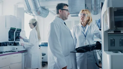 Two Research Scientists Programm Medical Equipment with Computer Keyboard Vidéo 96746227