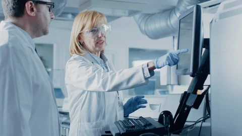Two Research Scientists Programm Medical Equipment with Computer Keyboard. Vidéo 97229046