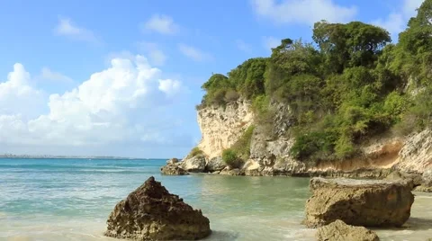 Two rocks on the ocean shore Video stock 48518263