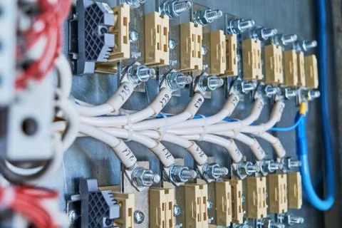 Two rows of bolt terminal blocks, connected to it by electrical wires or cabl Stock-Fotos