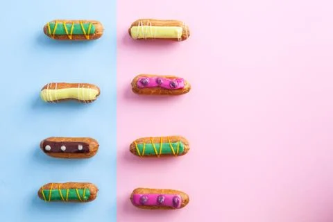 Two rows of colorfully decorated eclairs with copy space Foto stock