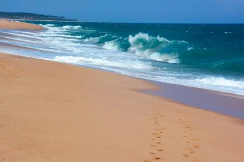Two rows of the footprints on the sand paradise beach in Tangalle, Sri Lanka Foto stock