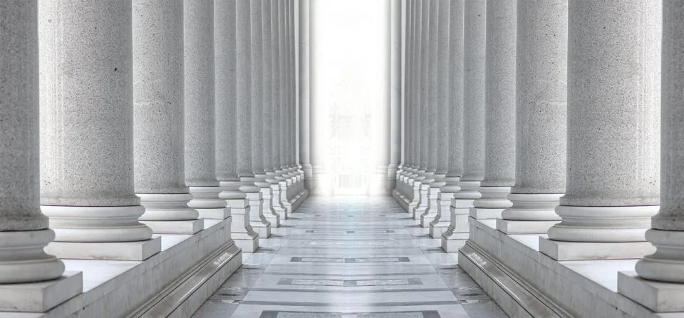 Two rows of white marble columns. Hallway with white pillars. Foto stock