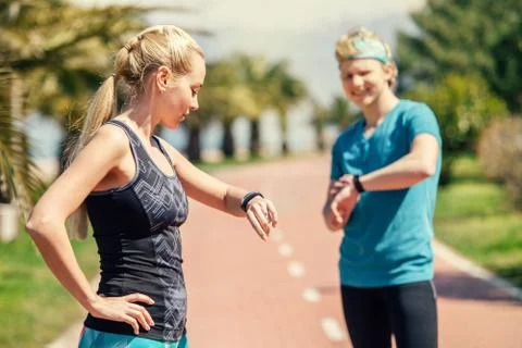 Two runners checked results of run distance Foto stock