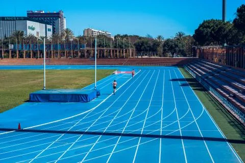 Two runners on the track. Running track at Rio Turia park in Valencia city. Foto stock