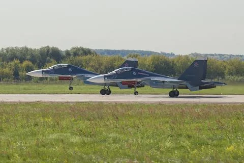 Two Russian heavy multi-purpose Su-30SM fighters on the runway Foto stock