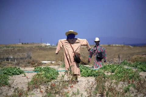 Two scarecrows in santorini Foto stock