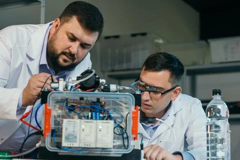 Two scientists are working on the development of a new device Stockfoto's