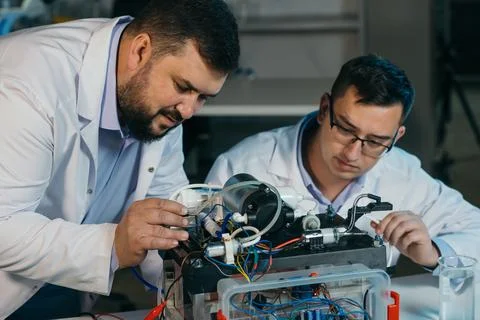 Two scientists are working on the development of a new device Stockfoto's