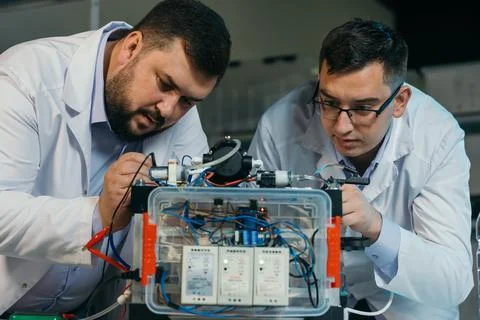 Two scientists are working on the development of a new device Stock-Fotos
