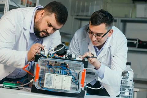 Two scientists are working on the development of a new device Stock-Fotos