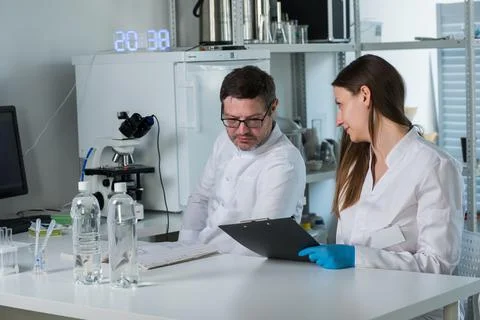Two scientists conducting research in a lab environment Foto stock