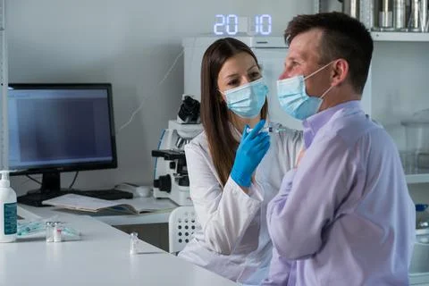 Two scientists conducting research in a lab environment Stockfoto's
