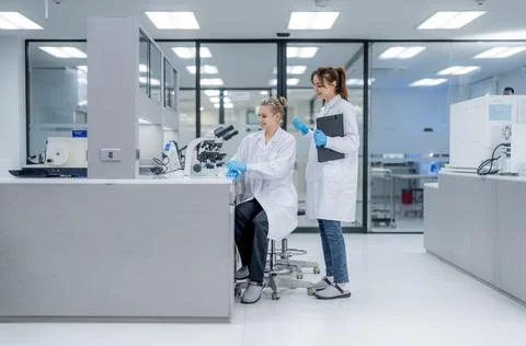 Two scientists work together in a laboratory setting during the day to cond.. Fotos de archivo