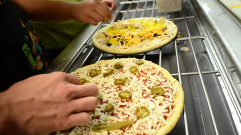 Two shot of hand made pizza Vídeos de archivo 39637415