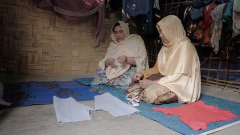 Two shot of Rohingya refugees hand sewing fabric Vídeo Stock 127576814