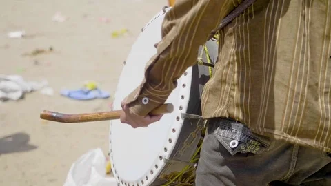 Two shots of an Indian man playing Dhol (drums) during Ganesha festival 库存影片 81266775