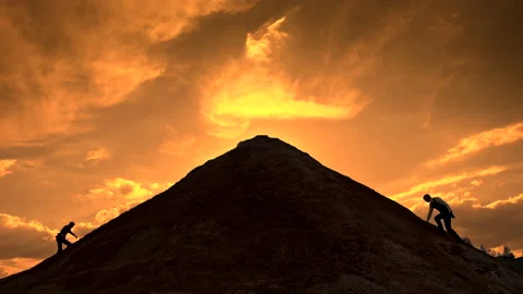 Two silhouettes compete in a mountain climb Video stock 130993355