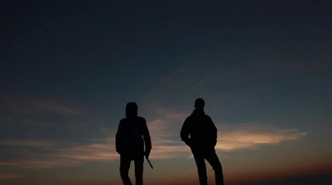 Two silhouettes at the sunset Vídeo Stock 61099552