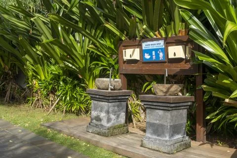 Two sinks made of stone and there is a sign that says hand wash spot Foto stock