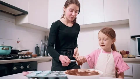 Two sisters are preparing dessert. Vidéo 343874208