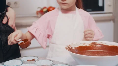 Two sisters are preparing dessert. Vidéo 343875858