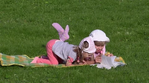 Two sisters in the park Video stock 56718536