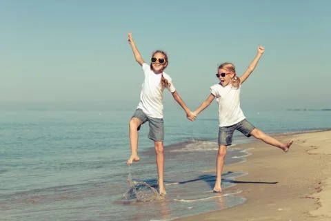 Two sisters playing on the beach Fotos Stock