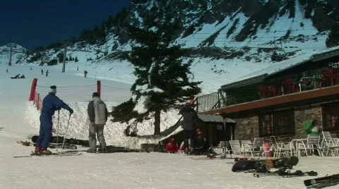 Two Skiers by lodge  Stockbeeldmateriaal 90508