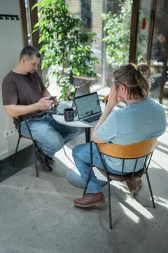 Two skilled professionals devops engaged in collaborative efforts within a Foto stock
