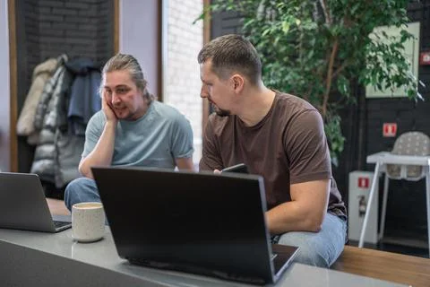 Two skilled professionals devops engaged in collaborative efforts within a Foto stock