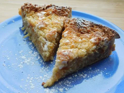 Two slices of apple pie lie on a plate, on a wooden table. Foto stock