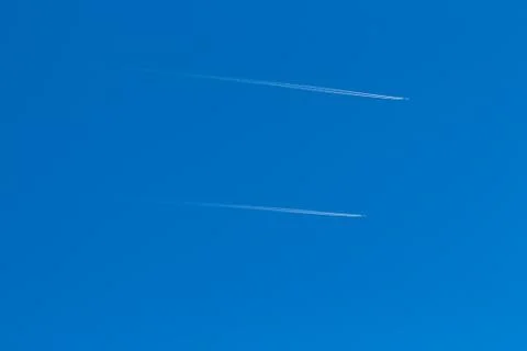 Two small aircraft flying parallel to the sky without clouds and reverse trace Foto stock