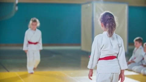 Two small girls are taking a bow and then they will start fighting in judo Vídeos de archivo 78533730