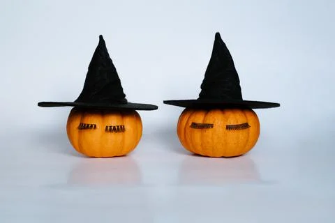 Two small pumpkins with witch hats and eyelashes Foto stock