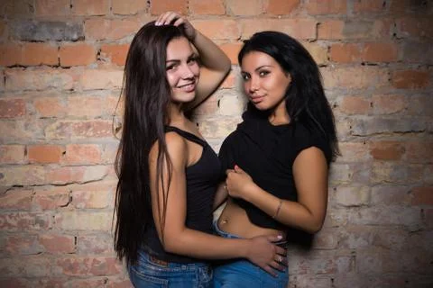 Two smiling brunettes Stock-Fotos