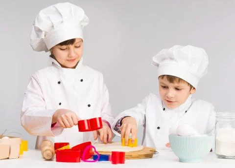 Two smiling children in the kitchen Foto stock